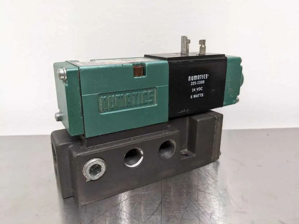 Numatics 225-239B Solenoid Valve with Block 150 PSIG 24, VDC 081SA4004