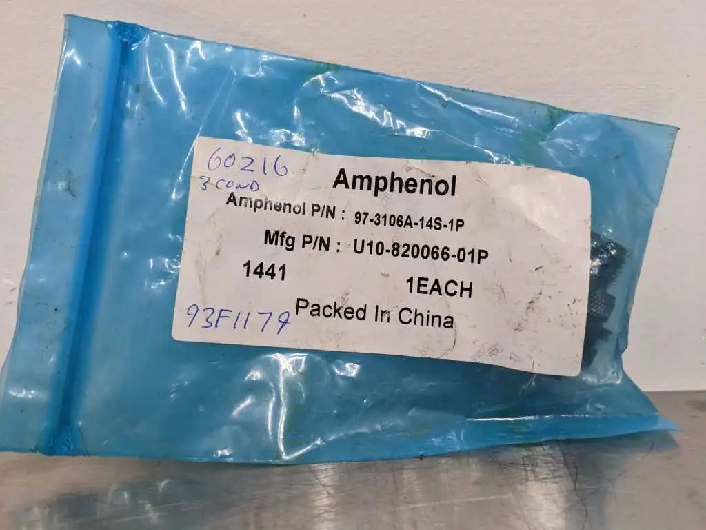 Amphenol 97-3106A-14S-1P 3 Pin Connector Plug Male U10-820066-01P