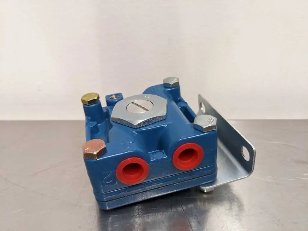 Robertshaw CR-100-A6 Pneumatic Amplifying Relay 1:6 Ratio 1/4″ Female NPT