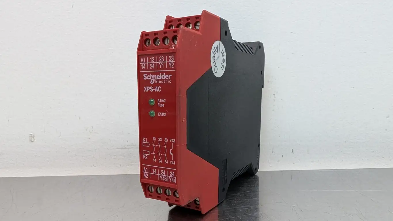 Schneider Electric XPSAC5121P Safety Relay 24V AC/DC Coil 230VAC/24VDC 0.75A/2A